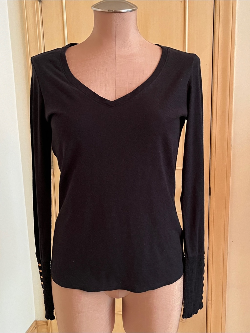 NATION LTD Minimalist Contemporary Stud & Smocked Cuff Black V-Neck L. SLV Top S